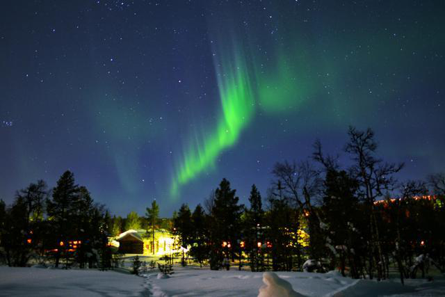 芬兰一个普通的小镇,每年有四个月的极夜,躺在家中就能看到极光