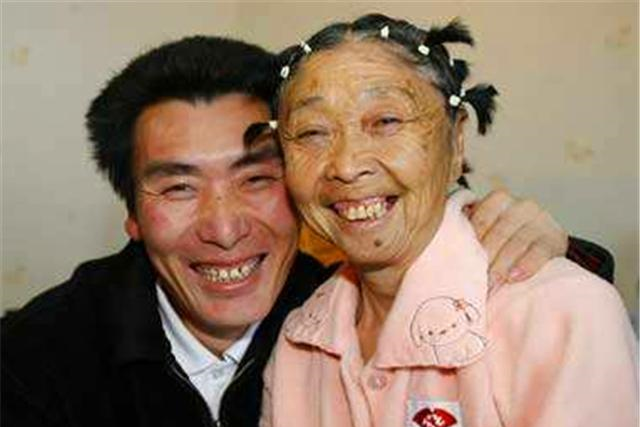 25岁小伙,爱上60岁"舅妈",冲破世俗结婚,后来过得如何?