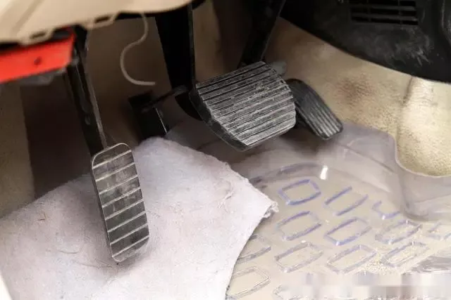 开自动挡车的你都用哪只脚踩刹车