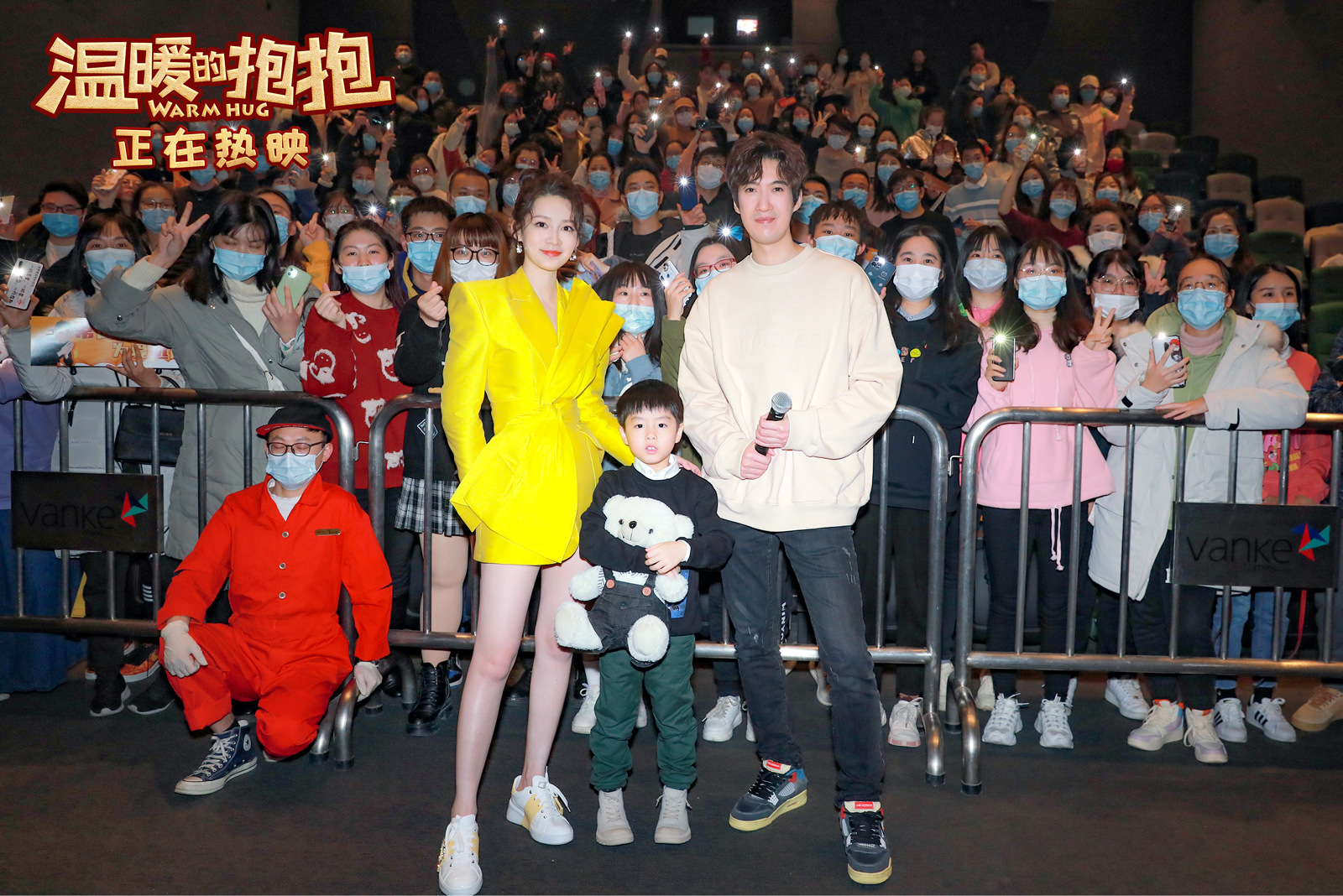 《温暖的抱抱》上映两天票房破3.5亿 上海路演常远骑小摩托搭李沁