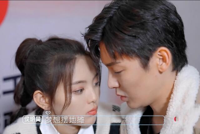侯明昊接吻撞到杨超越鼻子,下一秒鼻子形状连美颜相机都束手无策_高清