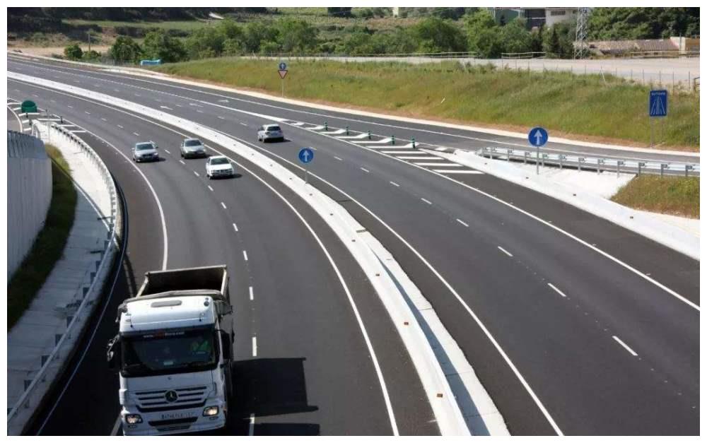 为什么有的车子在超车道上,还打左转向灯?现在知道还不晚!