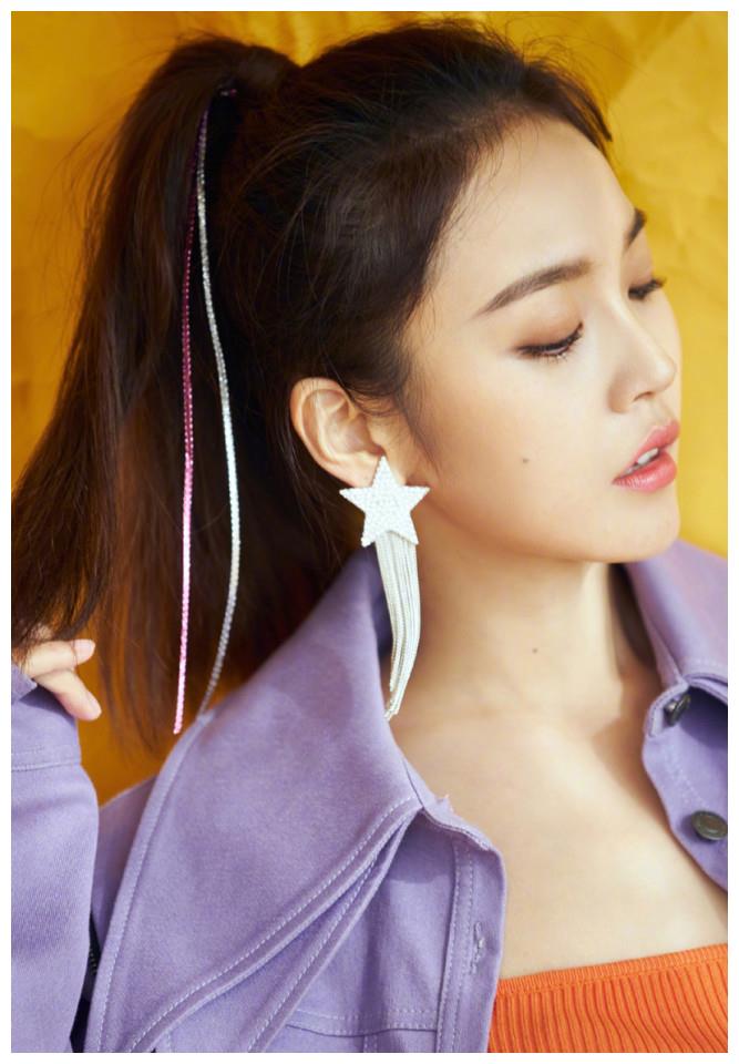 漂亮美女明星张佳宁紫色服装扎马尾甜美写真