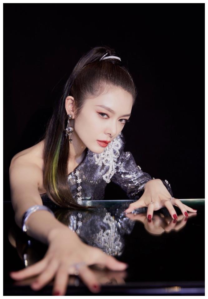 美女明星火箭少女傅菁亮片露肩裙魅力写真