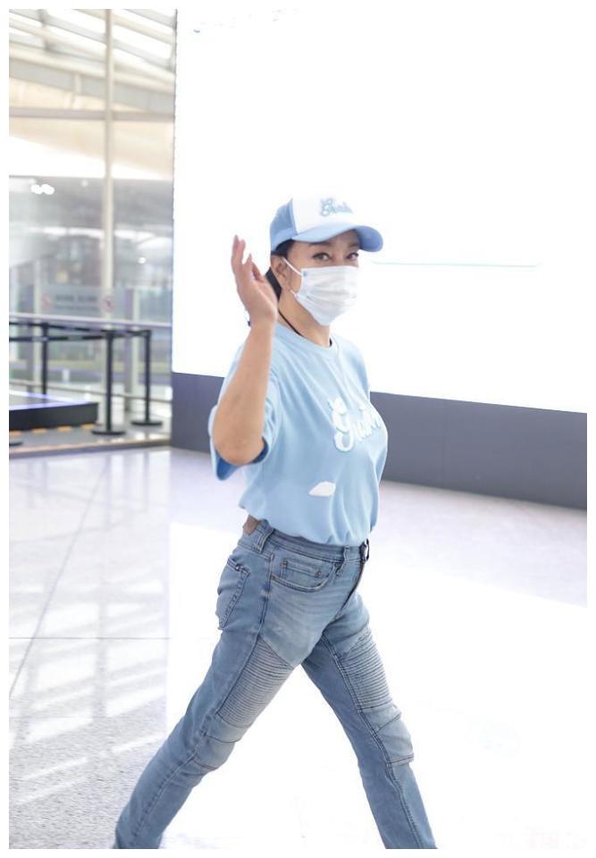 刘晓庆穿天蓝t恤显年轻 搭配牛仔裤活力满满