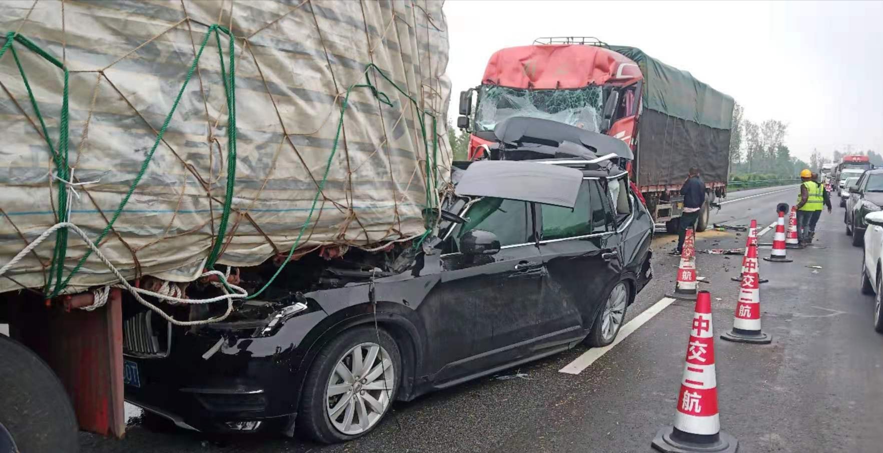 沃尔沃xc90高速撞这么狠,a柱没事,车主没事,你们信嘛?