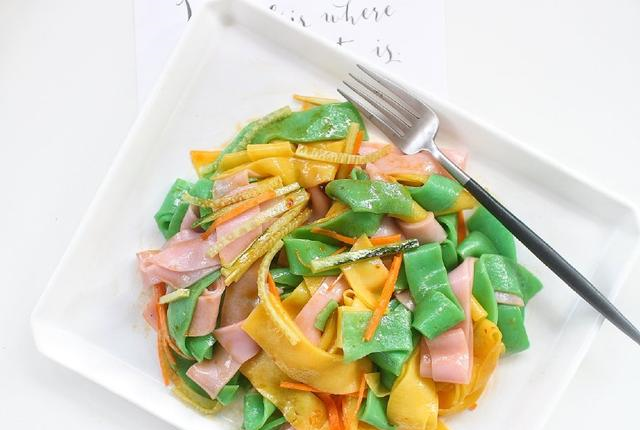 这样高颜值的彩色凉皮你见过吗？好吃又好看，制作过程老简单了休闲区蓝鸢梦想 - Www.slyday.coM