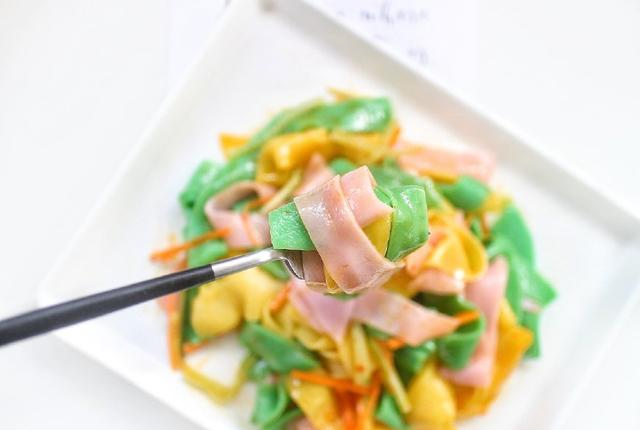 这样高颜值的彩色凉皮你见过吗？好吃又好看，制作过程老简单了休闲区蓝鸢梦想 - Www.slyday.coM