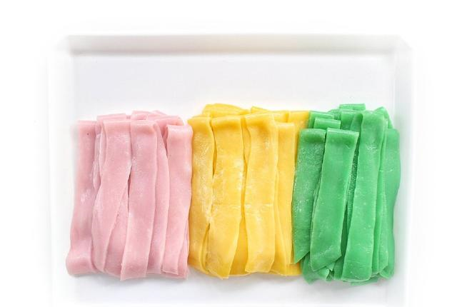 这样高颜值的彩色凉皮你见过吗？好吃又好看，制作过程老简单了休闲区蓝鸢梦想 - Www.slyday.coM