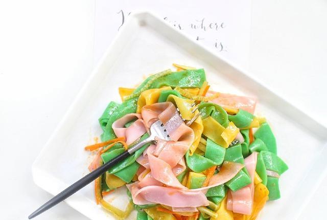 这样高颜值的彩色凉皮你见过吗？好吃又好看，制作过程老简单了休闲区蓝鸢梦想 - Www.slyday.coM