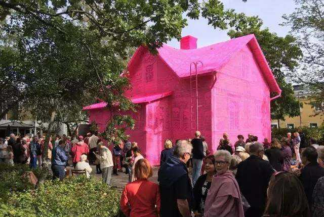 波兰一女子织毛衣上瘾,给自己房子穿上外套,家里全是毛衣装饰休闲区蓝鸢梦想 - Www.slyday.coM 波兰一女子织毛衣上瘾,给自己房子穿上外套,家里全是毛衣装饰休闲区蓝鸢梦想 - Www.slyday.coM