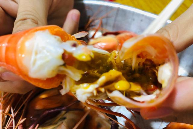 吃罗氏虾时,虾头里黄色的是"虾黄"还是"虾屎",红色的又是啥__财经头条