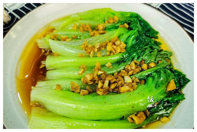 大厨分享一个技巧,生菜的颜色翠绿,口感好__财经头条