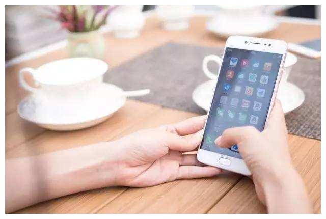 经常吃饭时看手机,对身体都有哪些危害?4种危险不容小觑__财经头条