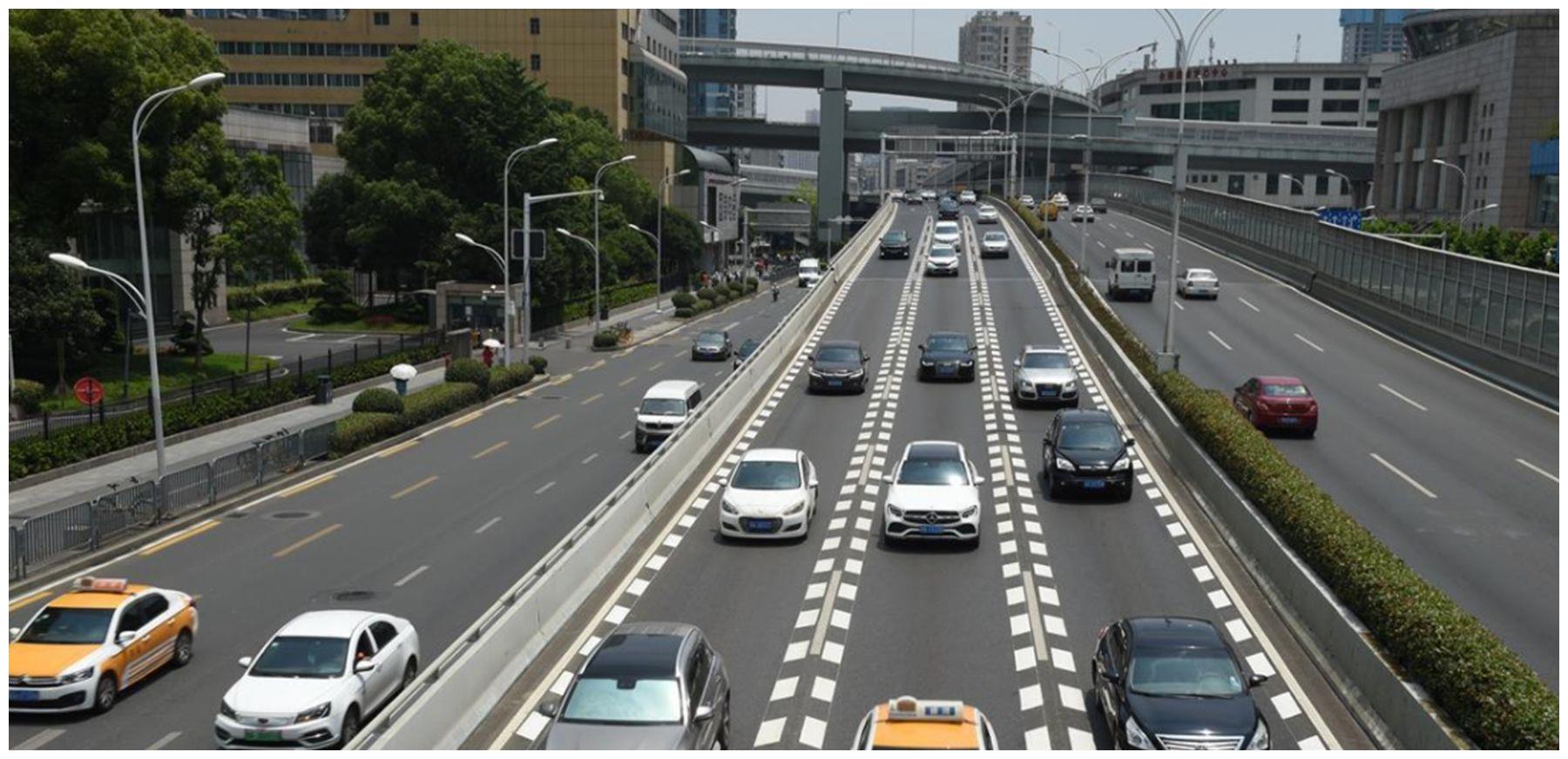 同方向有两条车道行驶时限速多少