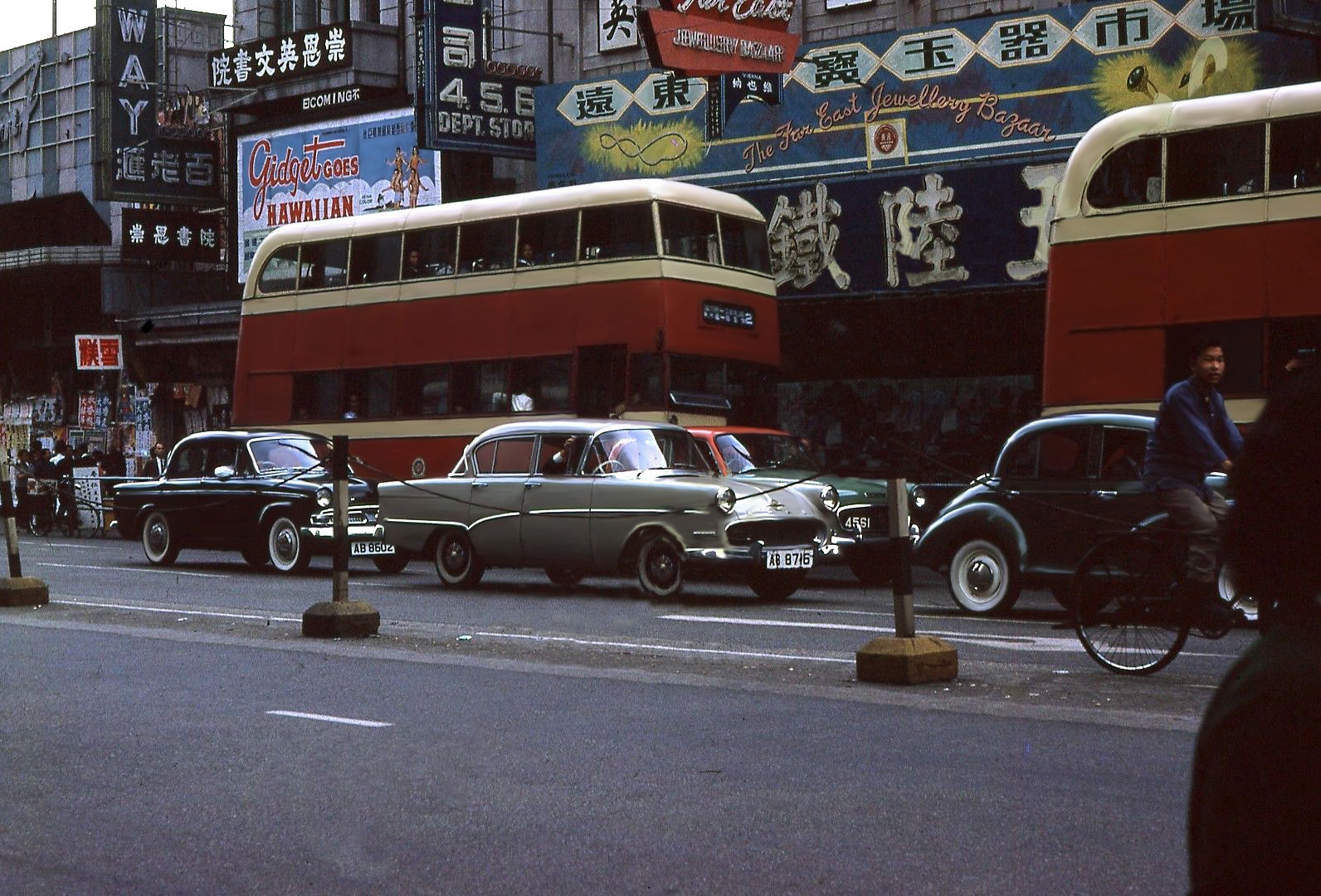 1960年的香港,双层巴士小轿车随处可见,商业街一片繁荣景象__财经头条