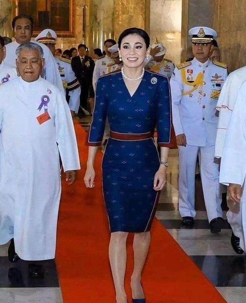 泰王不在王后放飞自我!苏提达穿背心太时髦,铁憨憨王子高她半头休闲区蓝鸢梦想 - Www.slyday.coM 泰王不在王后放飞自我!苏提达穿背心太时髦,铁憨憨王子高她半头休闲区蓝鸢梦想 - Www.slyday.coM