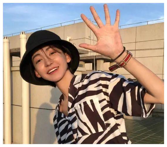 李由的外貌变化不是一般大，是连女生看了都会喊一声“哇哦”的美。他之