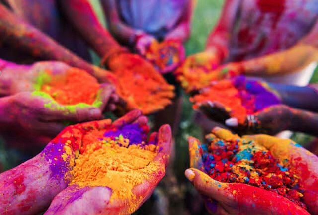 病毒也无法阻挡尼泊尔人过"洒红节"