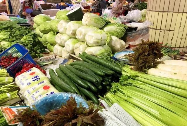 跟着火锅店老板去买菜,体验了在菜市场"刷脸卡"的待遇