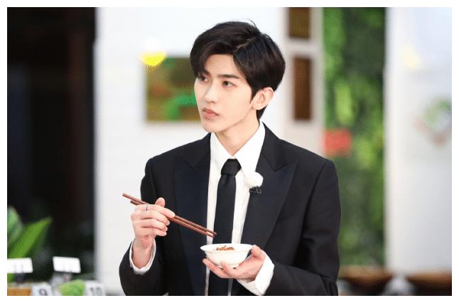 都说蔡徐坤靠颜值撑场，看他录跑男留下的淤青，就不这么认为了休闲区蓝鸢梦想 - Www.slyday.coM