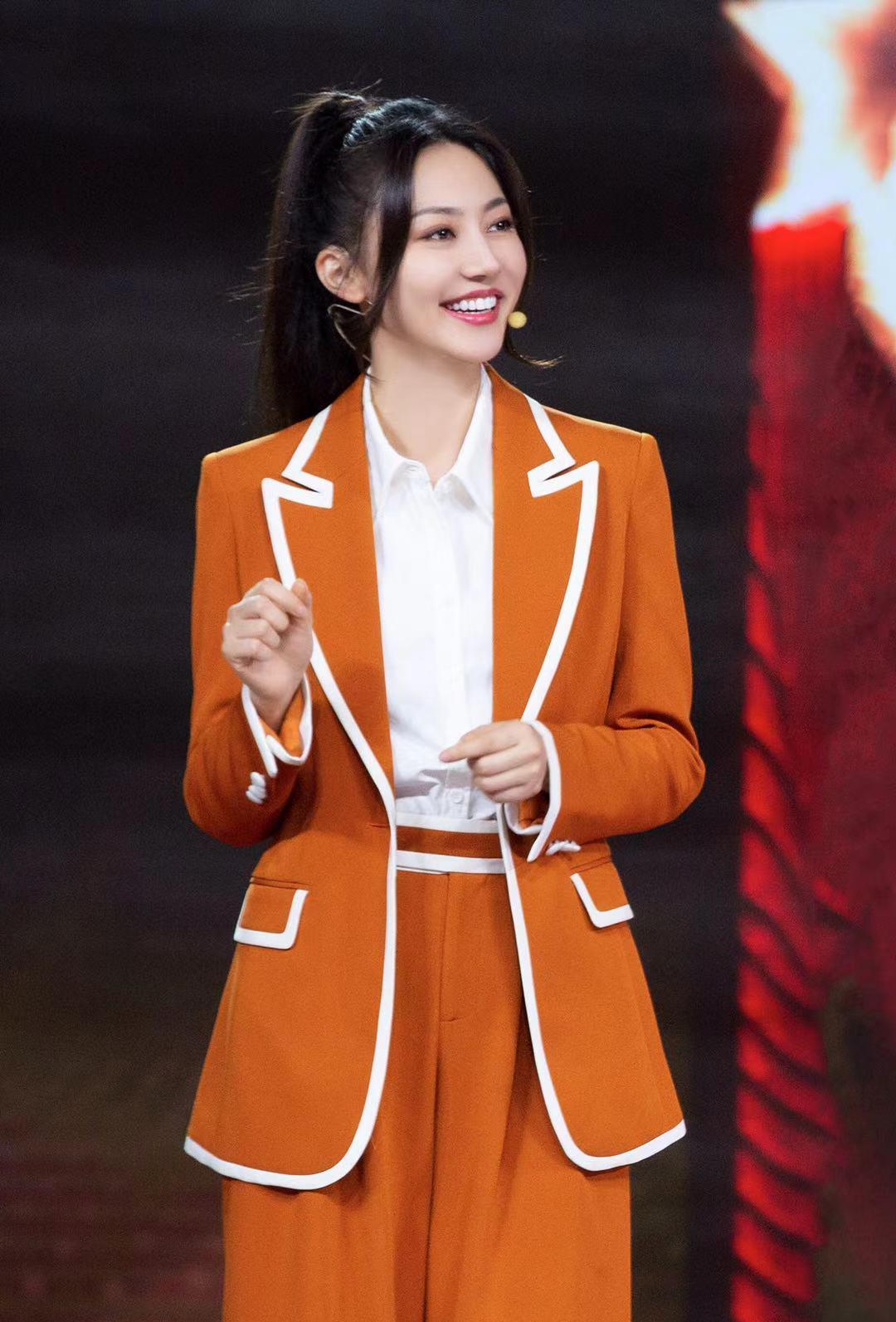 超喜欢黄梦莹的有一身西装拼色系设计还是挺有镜头感的