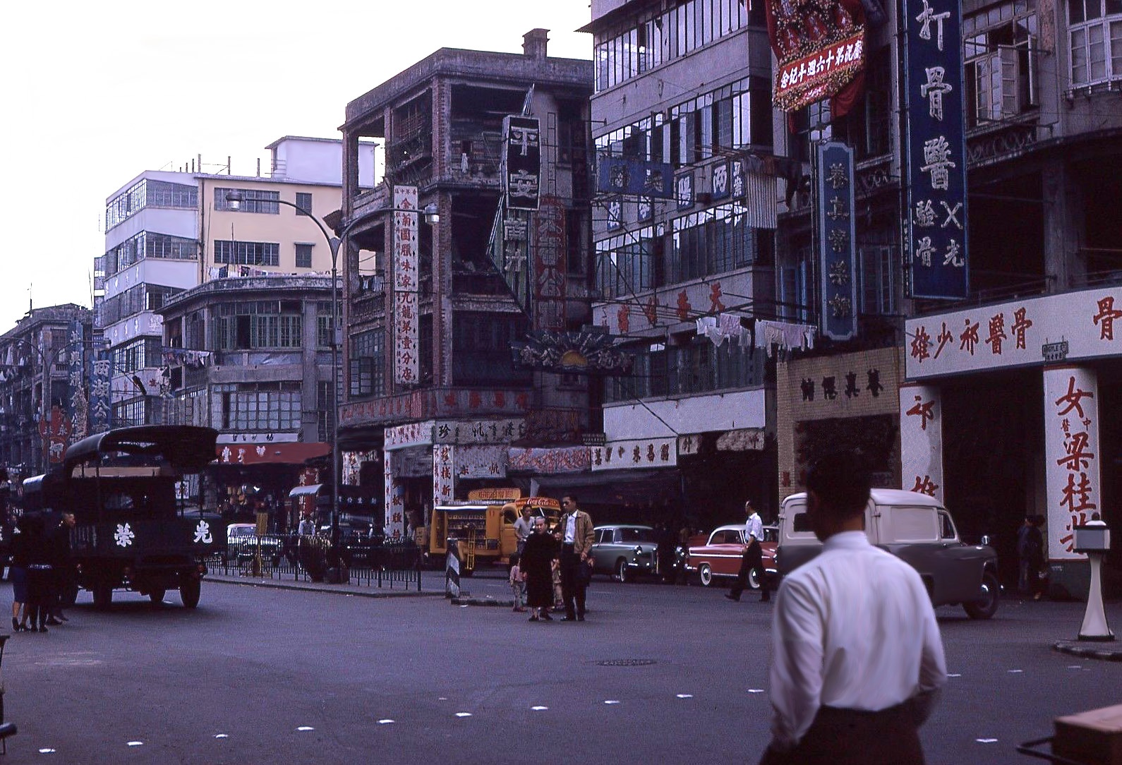 60年代的商业楼穿着朴素的香港市民穿着凉鞋,拖鞋的香港妇女