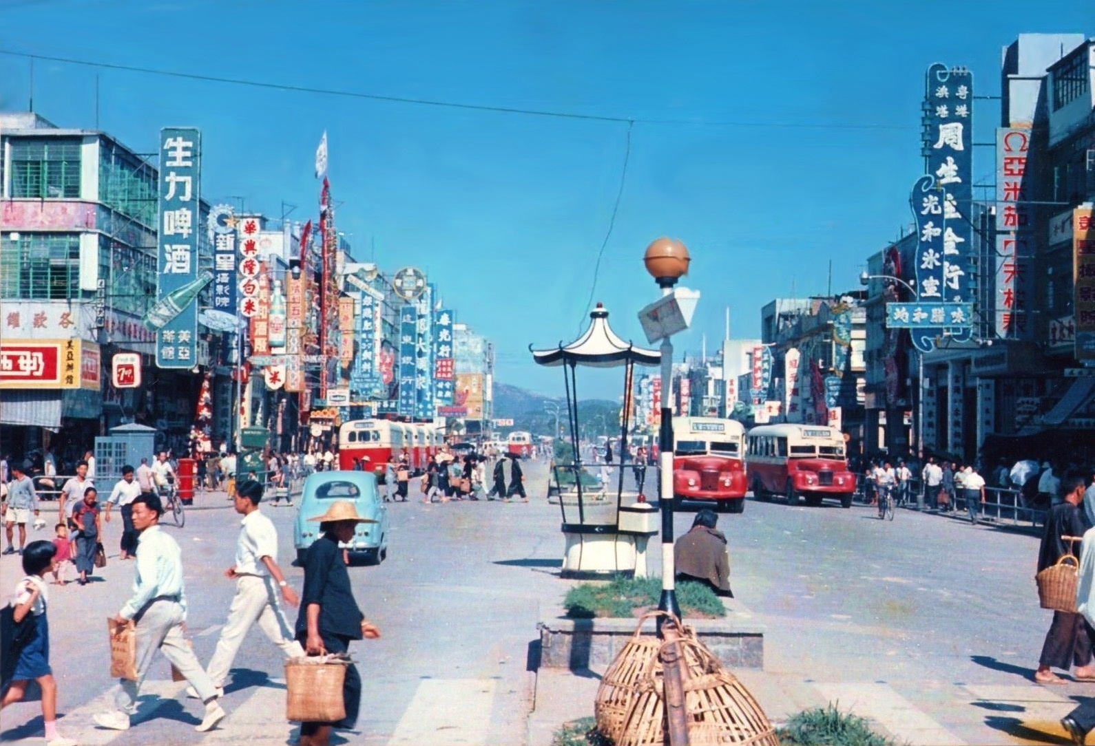 1960年的香港,双层巴士小轿车随处可见,商业街一片繁荣景象