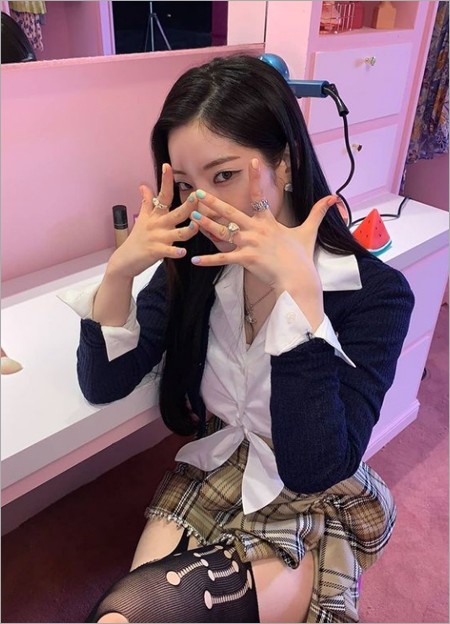 feels"为主题发布了一组twice成员多贤的照片,多贤在这组照片中一改