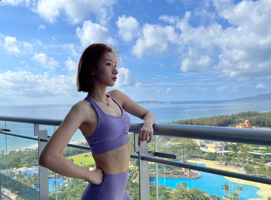 足球女主播巢怡雯晒出自己健身的照片,经常健身的人显得很阳光