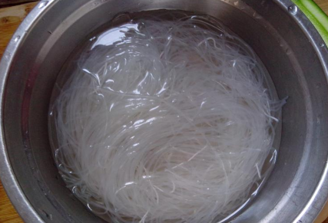 泡粉丝有人用热水有人用冷水,全错了,难怪粉丝泡不软,还费时!