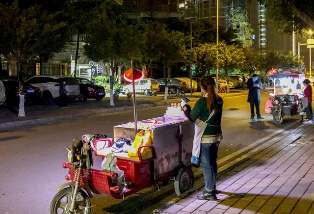 大量处理了这些占道的小摊贩,基本上实现了主城看不到路边摊的成绩