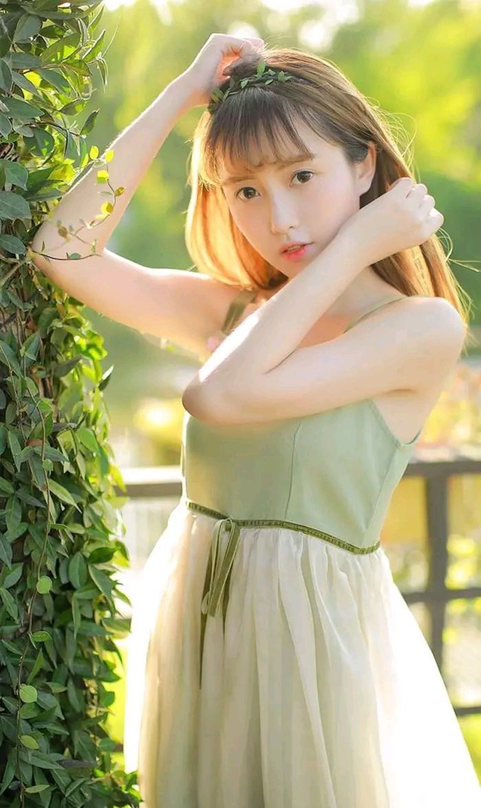 青春美少女,绿色裙子,阳光明媚,户外拍摄写真