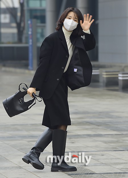 韩女星朴河宣穿黑色套装亮相短裤长靴造型酷