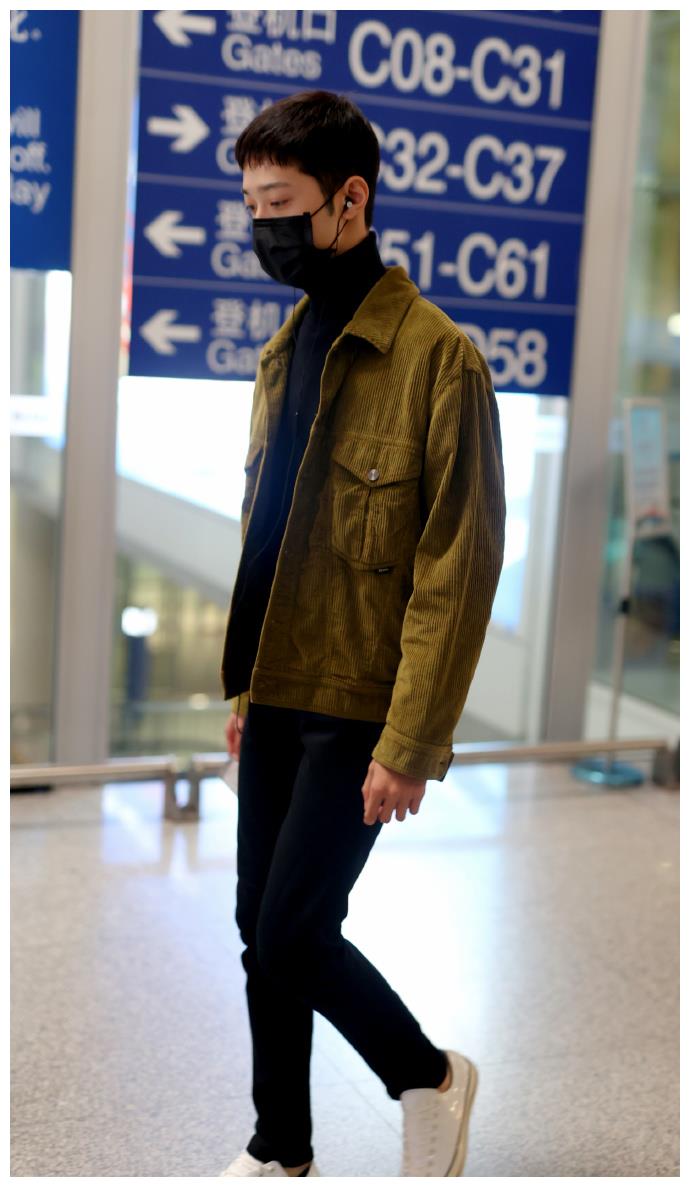 赖冠霖现身北京机场,是初秋男友风穿搭典范
