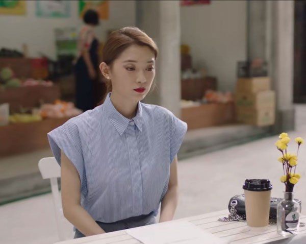 田依桐在完美关系中饰演的邦尼,穿条纹衬衫美过了女一号