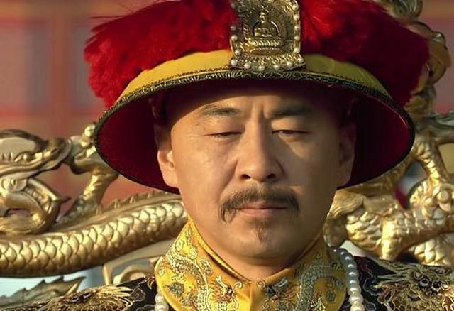 甄嬛传:这一幕穿帮太搞笑,皇上在外上朝,后面围着一群游客?