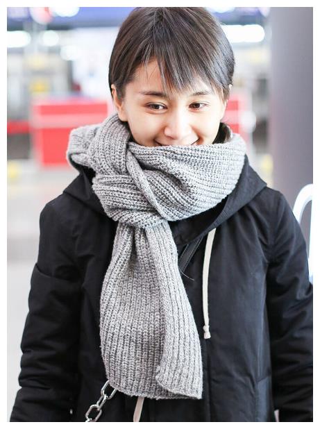 王子文真是小个子穿搭模板黑色羽绒服搭配灰色简洁又保暖