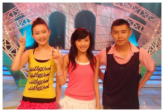 在《阳光快车道》中担任主持人,陪伴着观众长大,是他们心中美好的