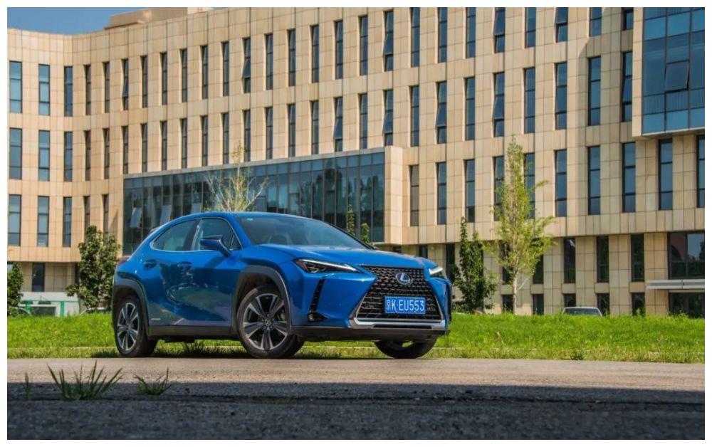 乖巧安静的小精灵试驾雷克萨斯ux260h