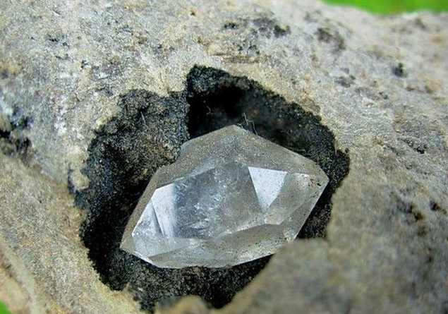 爸爸星期天带孩子去捡钻石敲开石头后找到很多有零花钱啦