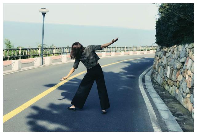 龚翔宇游玩照,露脐装阔腿裤打扮太性感,上围丰满太诱人