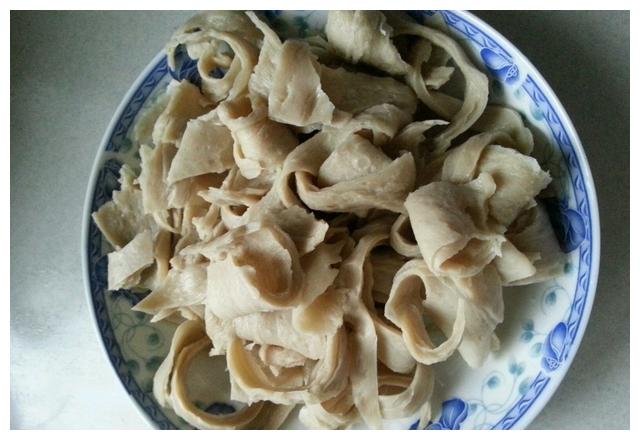 2, 将锅里倒入清水,并将水烧开,烧开后将我们撕好的面筋放进锅里,进行