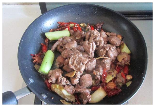 原来洋葱炒兔肉这样做更美味营养解馋超好吃一大盘都不够吃