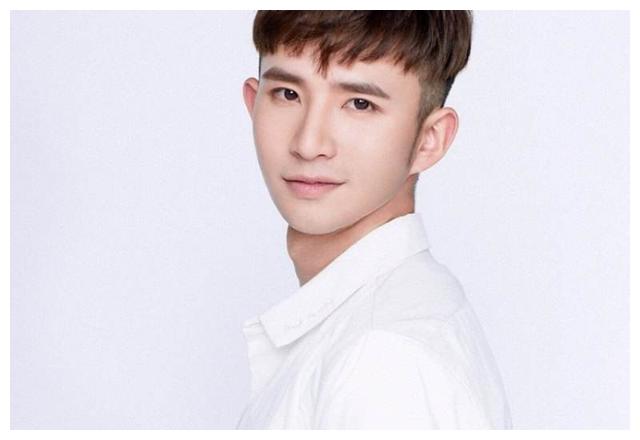 尴尬剧情无出路?管云鹏正经拍戏无人识,却凭借浮夸演技爆红