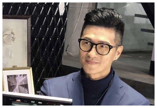 58岁林韦辰保养似年轻小伙,两段父女恋均分手,至今仍旧单身