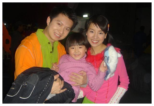 央视女主持红果果素面朝天喂饭被嫌直言生娃后太难了