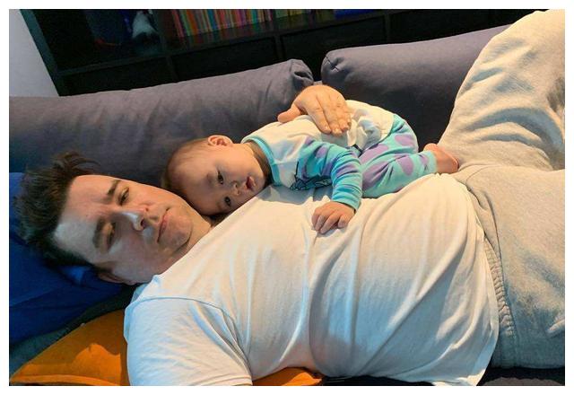 想继续压榨孩子?威廉本特利父母拼第三胎,爸爸sam引发网友争议