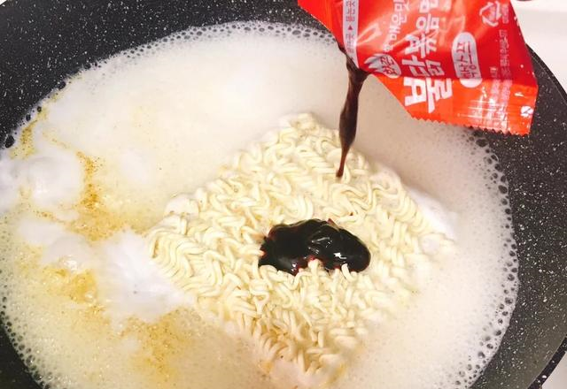 火鸡面的神仙吃法,这样做,开挂般好吃!休闲区蓝鸢梦想 - Www.slyday.coM 火鸡面的神仙吃法,这样做,开挂般好吃!休闲区蓝鸢梦想 - Www.slyday.coM