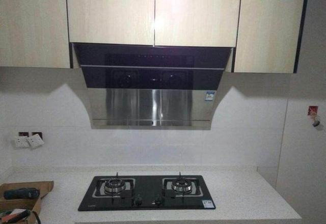 厨房装修，明明是最贵最强的油烟机，为啥油烟还排不出去呢？休闲区蓝鸢梦想 - Www.slyday.coM